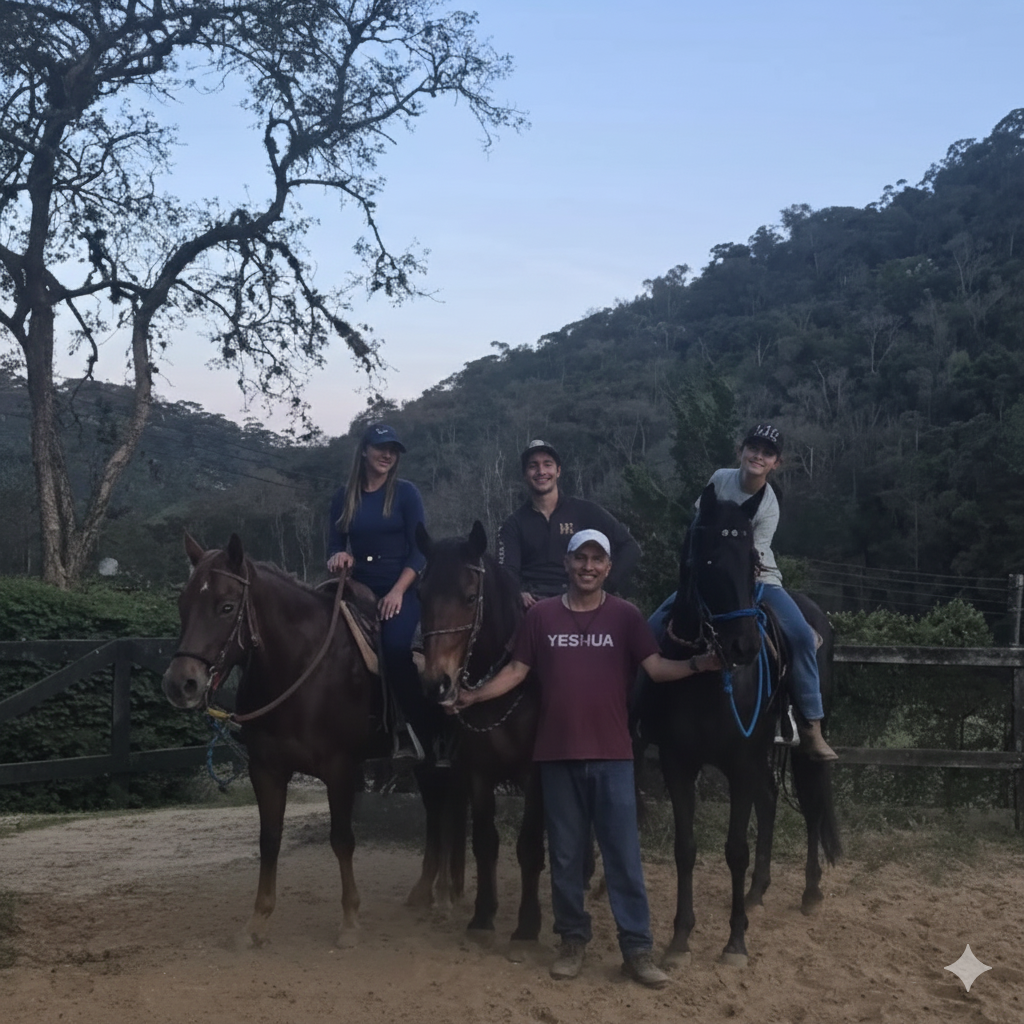 Grupo de cavaleiros participando de uma cavalgada organizada pela Equovida